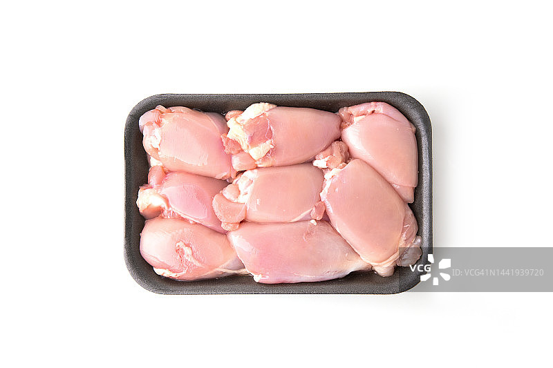 黑色托盘中的生鸡肉，白色背景上的鸡胸肉图片素材