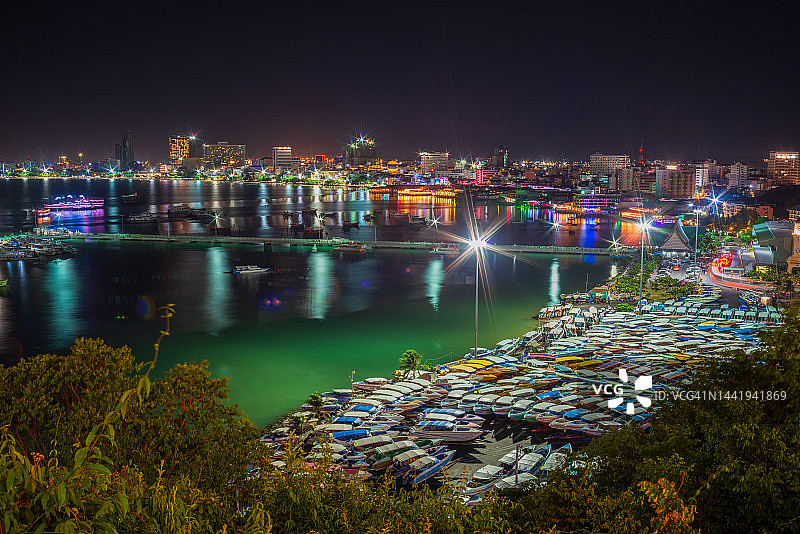 日落时分芭堤雅市和快艇码头美景图片素材