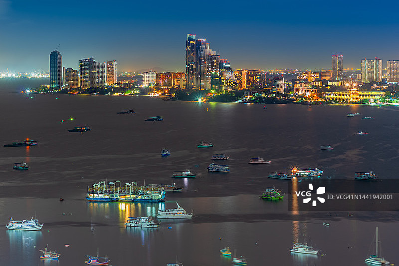 芭堤雅城市海湾美丽的夜景图片素材