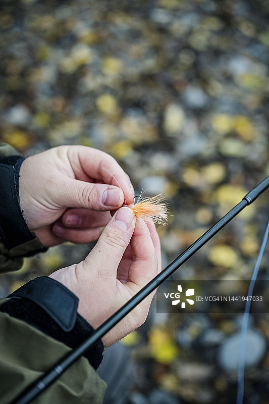 渔夫在线上系飞蝇图片素材