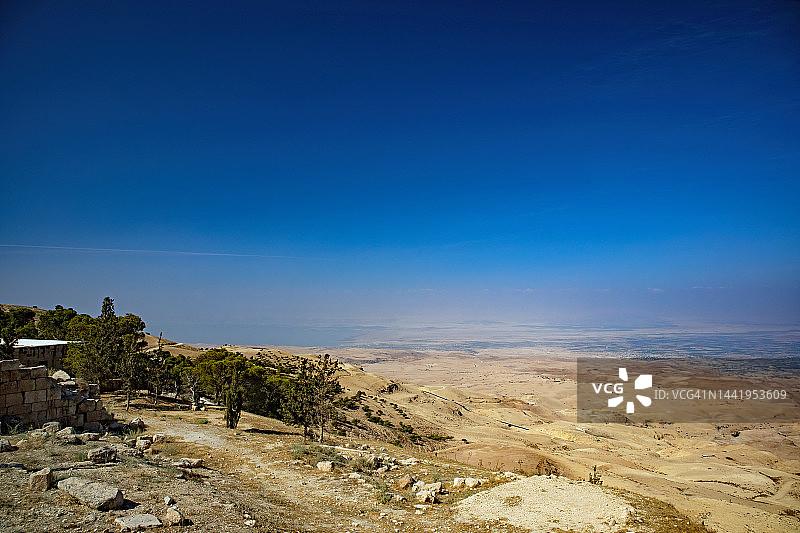 从尼泊山俯瞰约旦沙漠和死海图片素材
