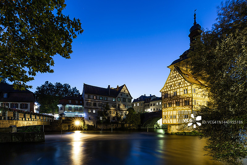 蓝色时刻的班贝格 - 德国巴伐利亚州图片素材