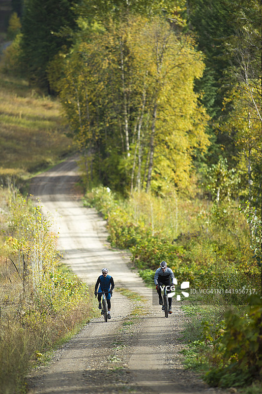 十月砾石自行车骑行图片素材