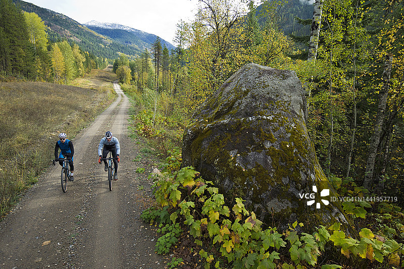 十月砾石自行车骑行图片素材