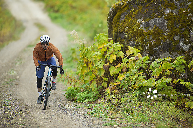 十月砾石自行车骑行图片素材