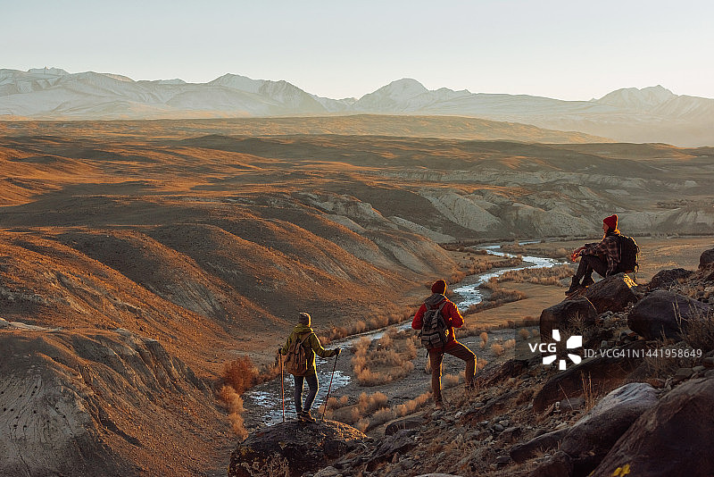 在山区观光的小背包游客群，旅行徒步概念图片素材