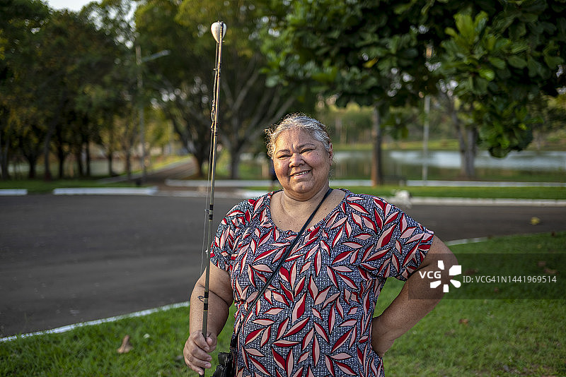 去钓鱼的拉美裔女子图片素材