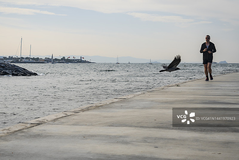 年长的男人跑步图片素材