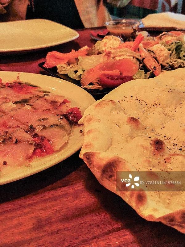 黑线鳕鱼生鱼片海鲜沙拉配扁面包图片素材