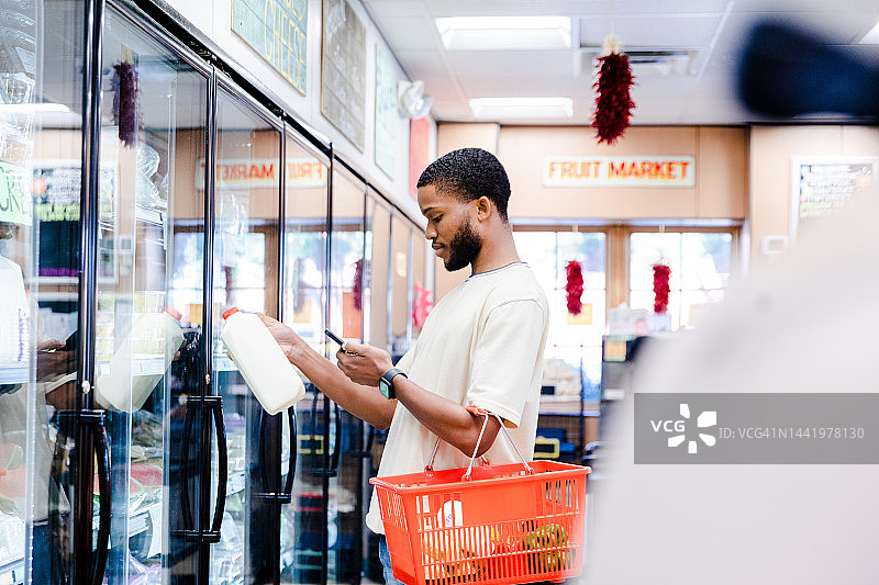 阅读信息的年轻男人图片素材