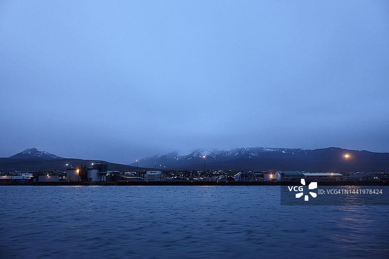 从冰岛北部埃亚峡湾观看黄昏时的阿克雷里镇图片素材