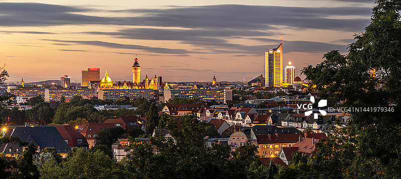 德国萨克森州莱比锡日落时分的天际线图片素材