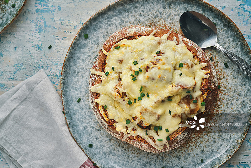 法式洋葱面包碗配格鲁耶尔奶酪图片素材