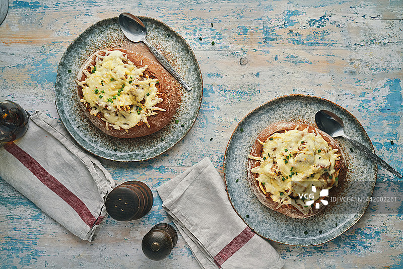 法式洋葱面包碗配格鲁耶尔奶酪图片素材