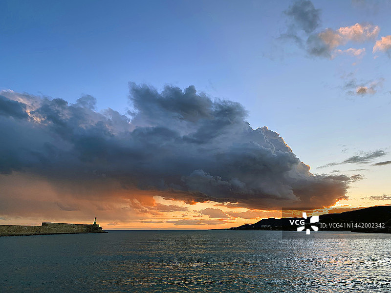 日落时多云而戏剧性的天空图片素材