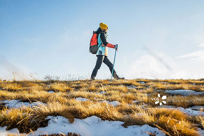 运动女人徒步图片素材