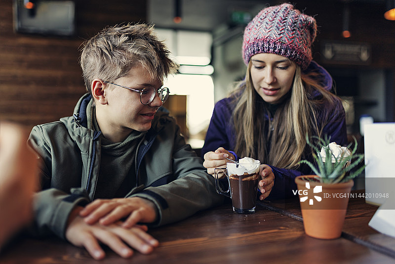 分享一杯热巧克力和奶油的青少年图片素材