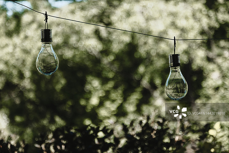 悬挂在电线上的灯泡图片素材