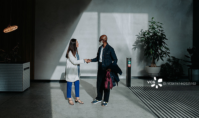 现代公司环境中，男女握手图片素材