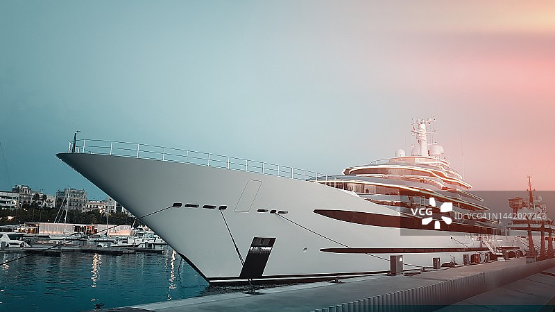 巴塞罗那码头豪华游艇图片素材