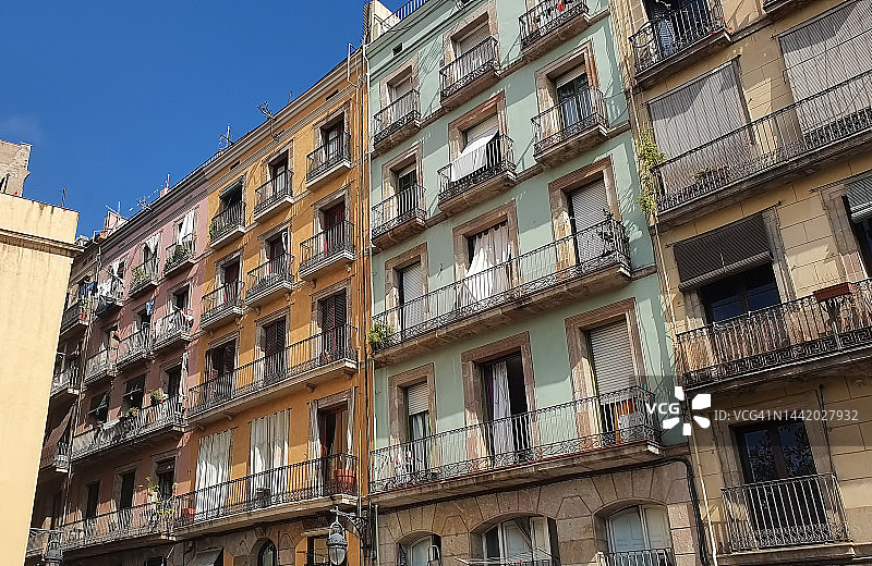 西班牙巴塞罗那老城区El Born地区的传统住宅建筑图片素材