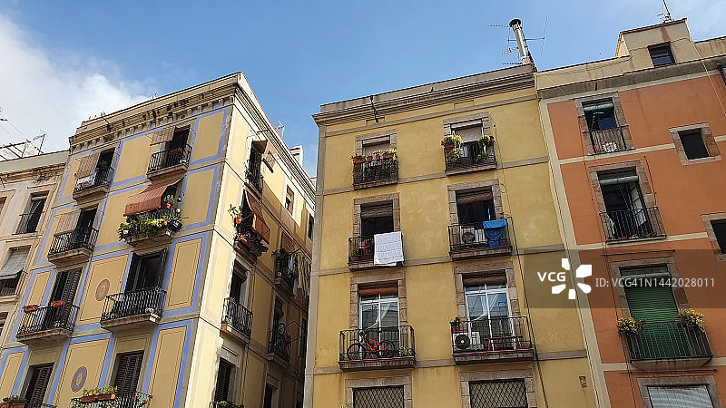 西班牙巴塞罗那老城区El Born地区的传统住宅建筑图片素材
