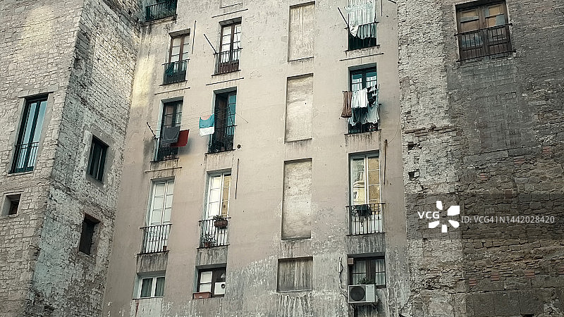 西班牙巴塞罗那带封闭式窗户的废弃住宅楼图片素材