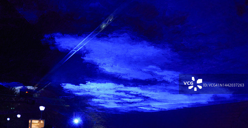 雾夜广场上照亮隧道的探照灯图片素材