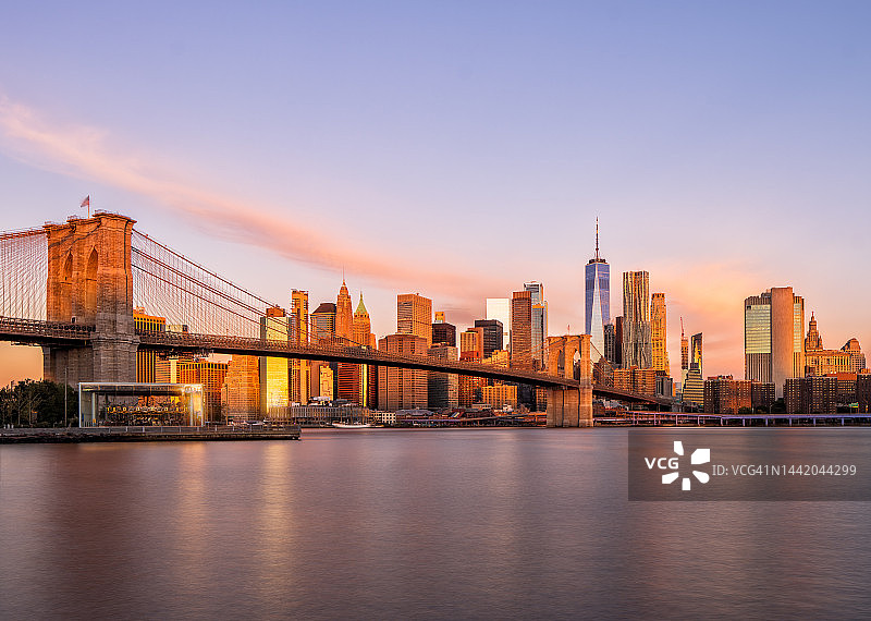 纽约天际线与布鲁克林大桥日出景观图片素材