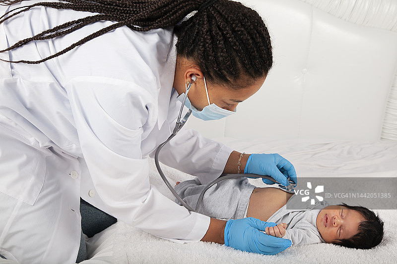非裔美国女医生用听诊器检查婴儿图片素材