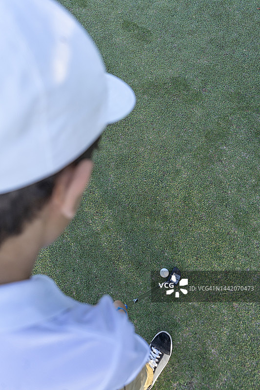 少年练习高尔夫图片素材
