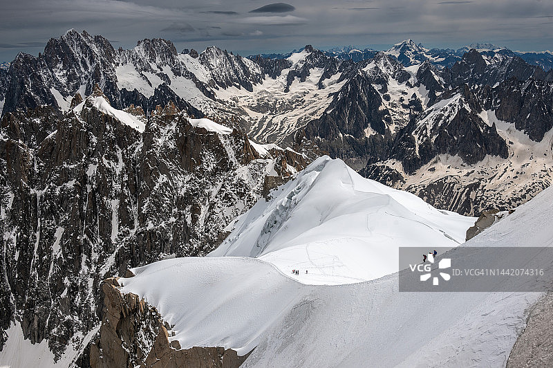 在法国南针峰的山脊上行走图片素材