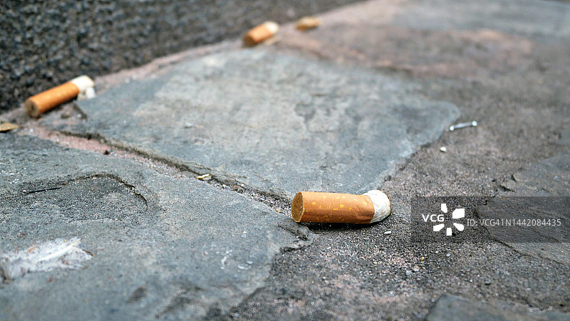 布鲁塞尔人行道上的烟头图片素材