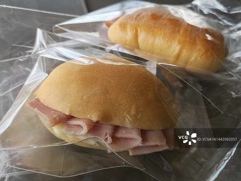 透明塑料袋里的火腿奶酪面包和香肠面包图片素材