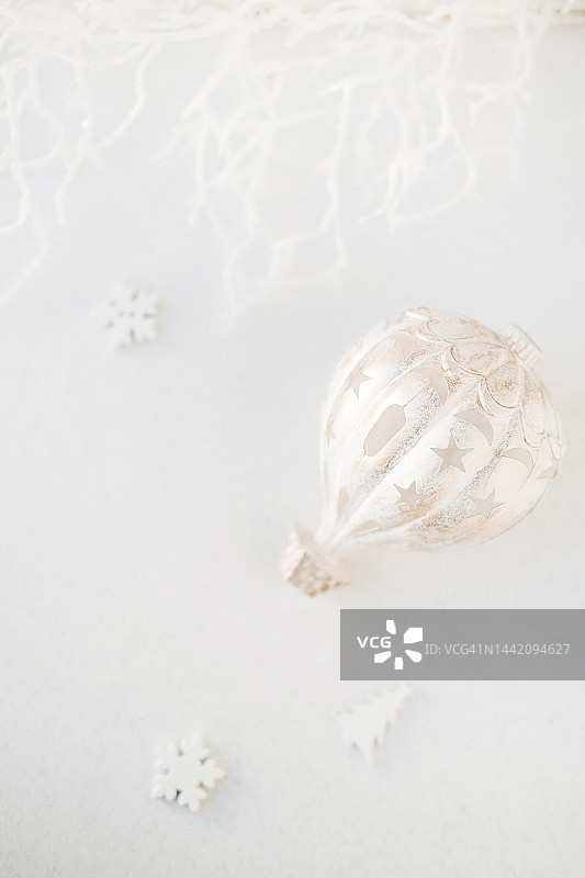 白色气球、雪花和树枝图片素材