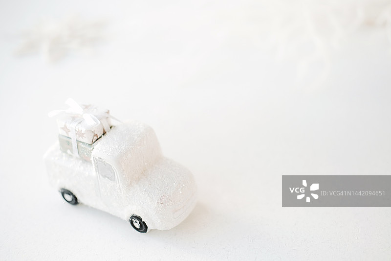 带有礼品盒、八角星和树枝的玩具车图片素材