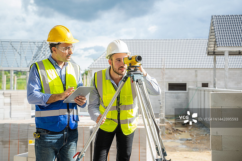 工程师与建筑师在施工现场控制建筑施工，新建房屋图片素材