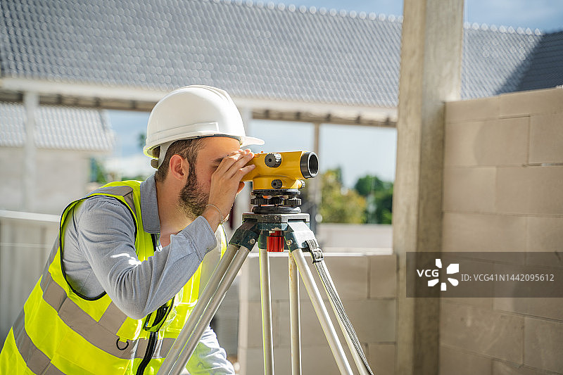 施工现场的测量员图片素材