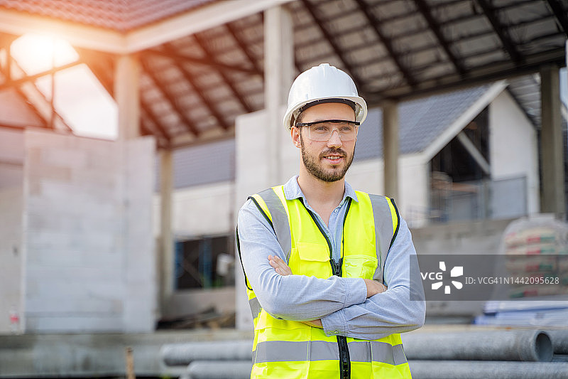 建筑工地安全帽工程师，建筑师监工，建筑行业图片素材