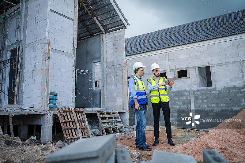 在建房屋中工作的建筑师图片素材