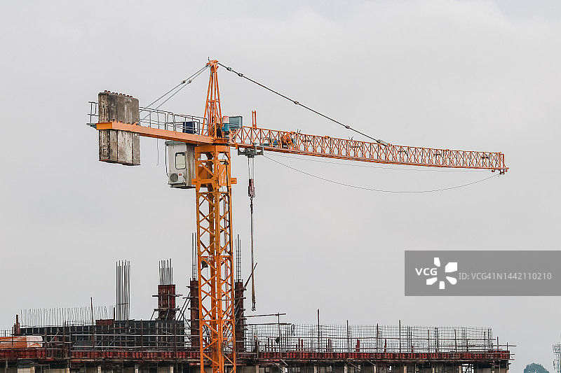 建筑施工区域内的起重机图片素材
