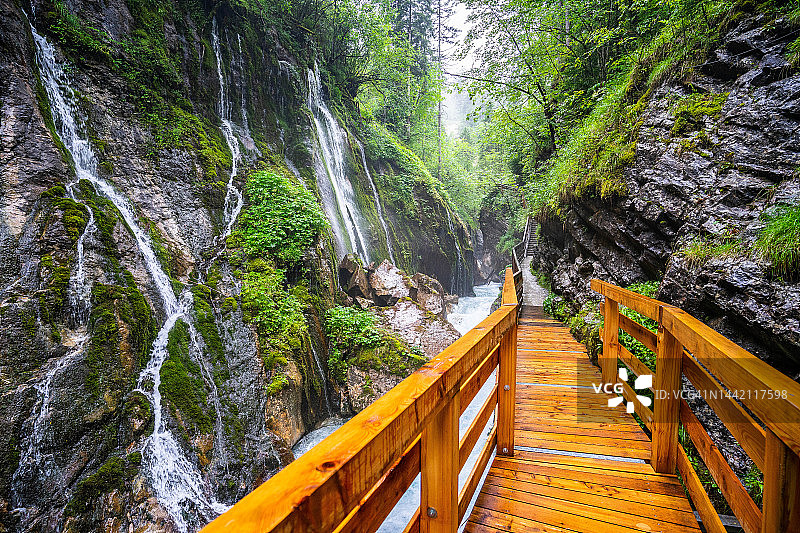 夏季暴雨后的温巴赫峡谷图片素材