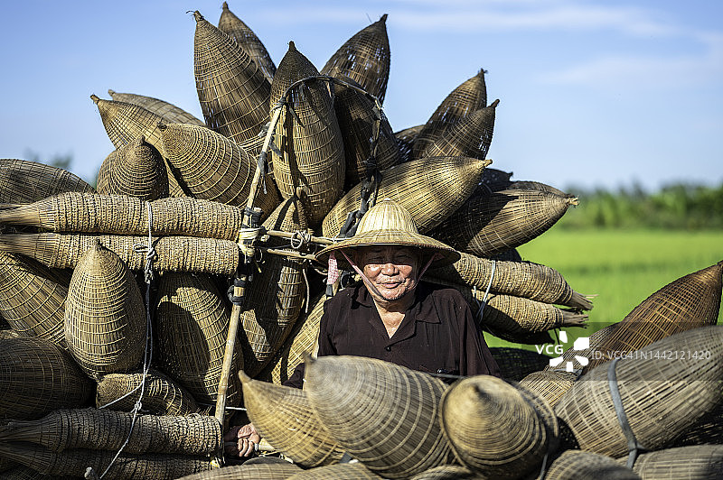 在越南绥寺村制作篮子的越南渔民家庭图片素材