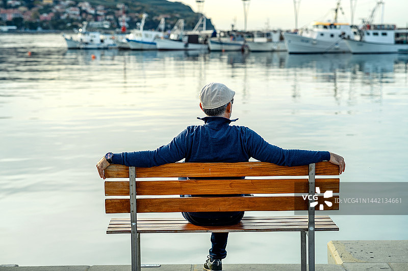 男人在港口放松图片素材