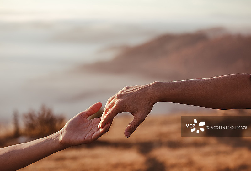 双手紧握图片素材