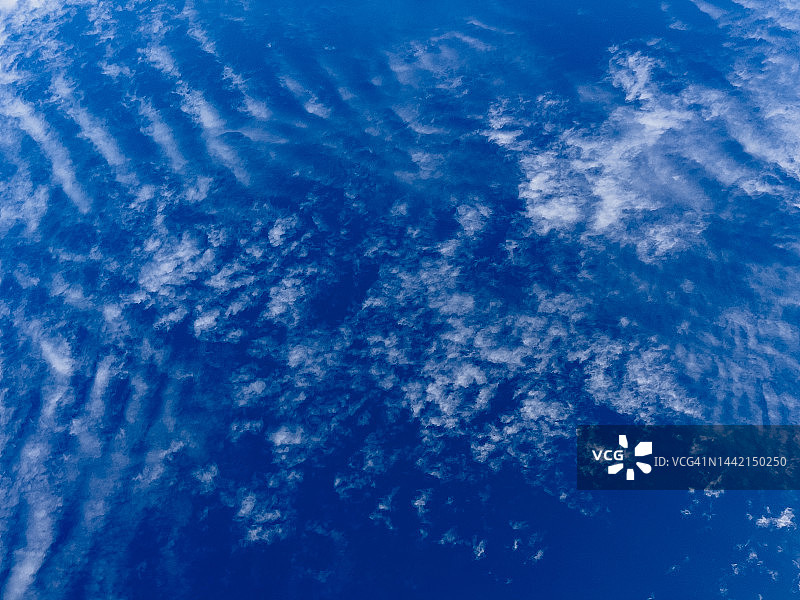 带有白色云朵的深蓝色天空图片素材