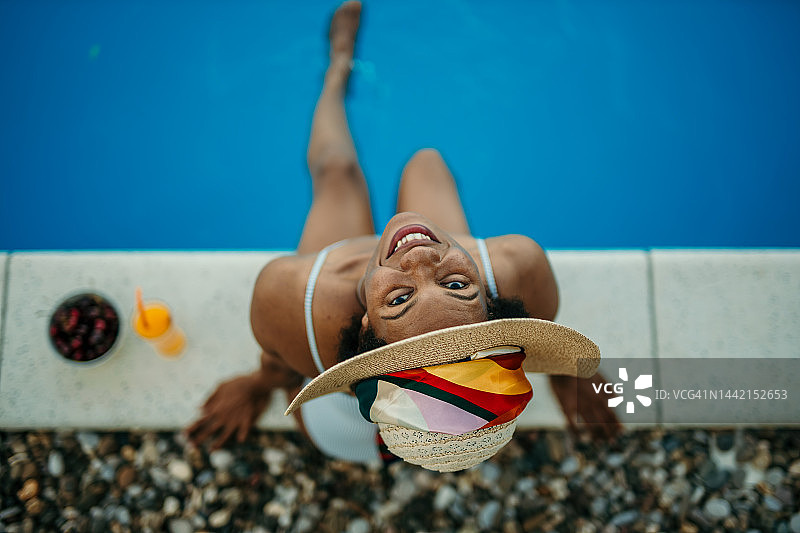 在热带度假村享受独处时光图片素材