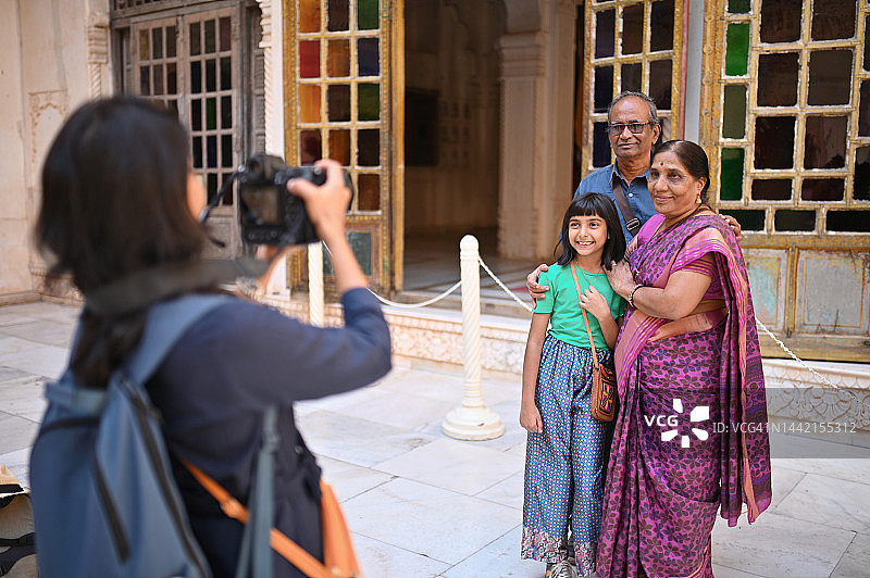 女游客为多代同堂家庭拍照图片素材