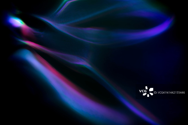 黑色背景上彩色霓虹彩虹极光或激光漏光纹理图片素材