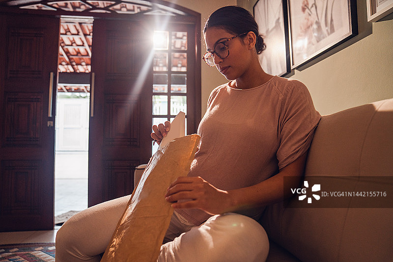 打开包裹图片素材